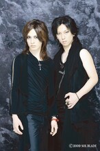 BOUNTY。メンバーは写真左からAoi（Vo）、KAZUYA（G）。