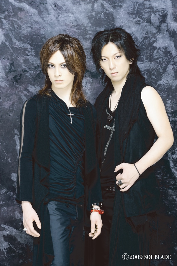 BOUNTY。メンバーは写真左からAoi（Vo）、KAZUYA（G）。