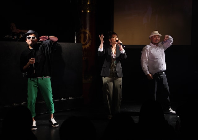 この日はメンバーのMr.Blistahの誕生日。ファンやスタッフからのプレゼントも手渡された。