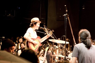 ウリョン（写真中央）はアンコールで「強く儚い者たち」を歌い終えた後、思わずステージを降りそうになり、メンバーにツッコミを受ける一幕も。