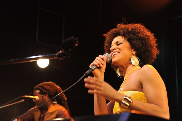 ローラのデビュー作「LET THE TRUTH BE TOLD」を自分のブログで絶賛していた福原。その熱い思いがローラ側に伝わり、今回のコラボレーションが実現した。