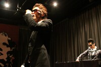 カップルの前で熱唱するヒルクライム。