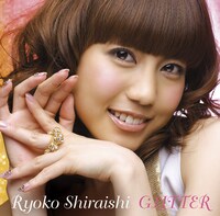 写真はアルバム「GLITTER」初回限定盤ジャケット。メイクやファッション、アクセサリーもこれまで以上に“GLITTER”な雰囲気。