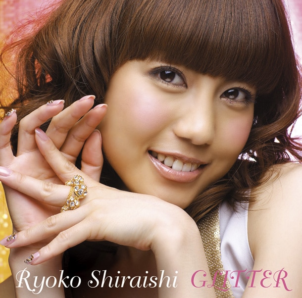 写真はアルバム「GLITTER」初回限定盤ジャケット。メイクやファッション、アクセサリーもこれまで以上に“GLITTER”な雰囲気。