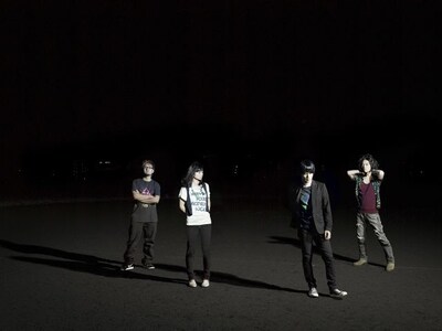 Base Ball Bear（写真）ほか、パワフルなグルーヴを聴かせる女性ベーシストバンドが集結。イベントタイトルの「NEXUS」は、アーティストやプロダクション、メディア、リスナーのつながりを表す「絆」という意味。