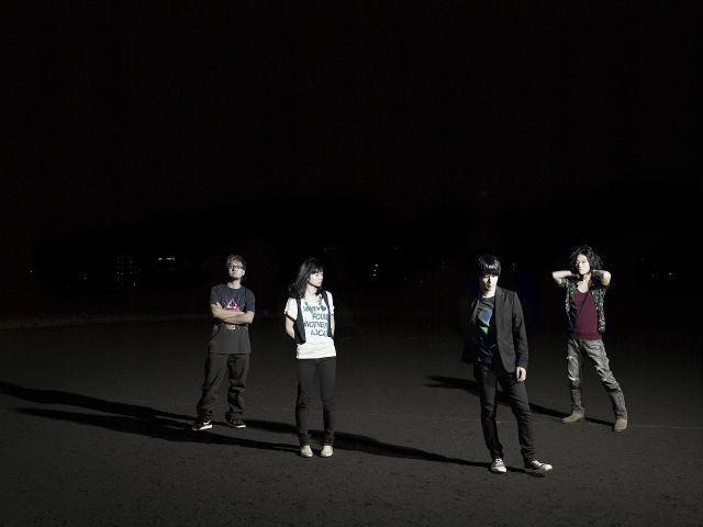 Base Ball Bear（写真）ほか、パワフルなグルーヴを聴かせる女性ベーシストバンドが集結。イベントタイトルの「NEXUS」は、アーティストやプロダクション、メディア、リスナーのつながりを表す「絆」という意味。