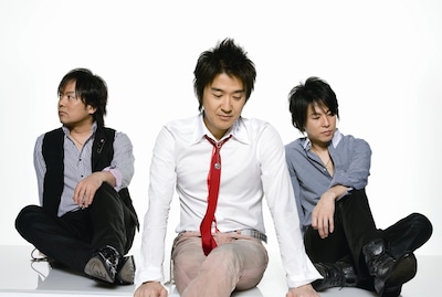 「瞳そらさないで」は坂井泉水作詞、織田哲郎作曲によるポップチューン。のちにZARDもバラード調でカバーした。