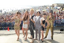 イベント中、「泣いてもいいですか、という話はありますか？」という質問に湘南在住のつるの剛士は「サビ、カビ、トンビの湘南の3“ビ”に泣かされている。楽器などがカビて、砂浜では娘が持っていたパンをトンビに持っていかれた」と話して笑わせた。