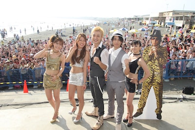 イベント中、「泣いてもいいですか、という話はありますか？」という質問に湘南在住のつるの剛士は「サビ、カビ、トンビの湘南の3“ビ”に泣かされている。楽器などがカビて、砂浜では娘が持っていたパンをトンビに持っていかれた」と話して笑わせた。