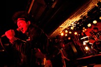 狂撃のファンは額にはちまきを巻く正装でライブに挑んだ。本編では、はちまきを巻いた何人ものオーディエンスがダイブで宙を舞う狂乱状態に（photo by 三島タカユキ）。