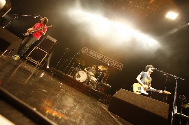 武道館ライブを終えたばかりのくるりは、ツアーさながらの熱いステージを展開。