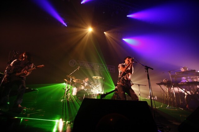 サカナクションは本日7月15日にライブ音源「“FISH ALIVE”30min., 1 sequence by 6 songs SAKANAQUARIUM　2009＠SAPPORO」をiTunes Store限定でリリース。
