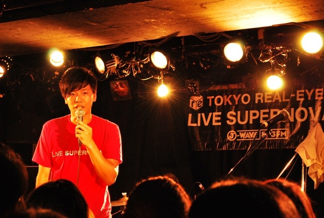 ライブのMCを務めたのは番組DJ・藤田琢己。