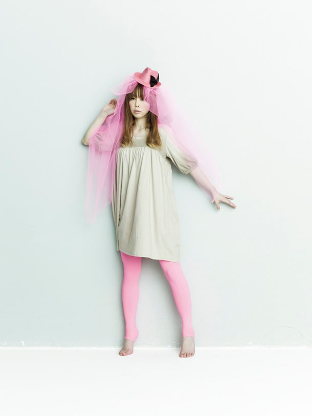 ユニクロでは現在、MEGがデザインを手がけたワンピース（写真のもの）、パーカー、カットソーなどを期間限定で販売中。これらは原宿「UT STORE HARAJUKU.」をはじめとする一部店舗およびオンラインショップにて購入可能。