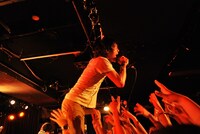 Qomolangma Tomatoはステージから飛び出さんばかりの勢いでライブを展開した。