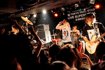 VOLA & THE ORIENTAL MACHINEのライブでは観客の熱狂もピークに。