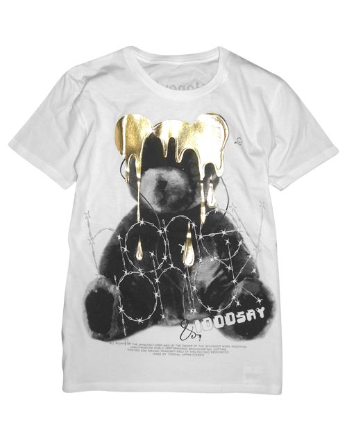 Tシャツはテディベアの頭にハチミツのような金色のものが垂らされたデザイン。