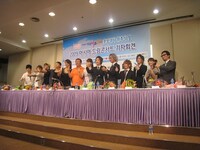 12日午前に行われた記者会見の様子。