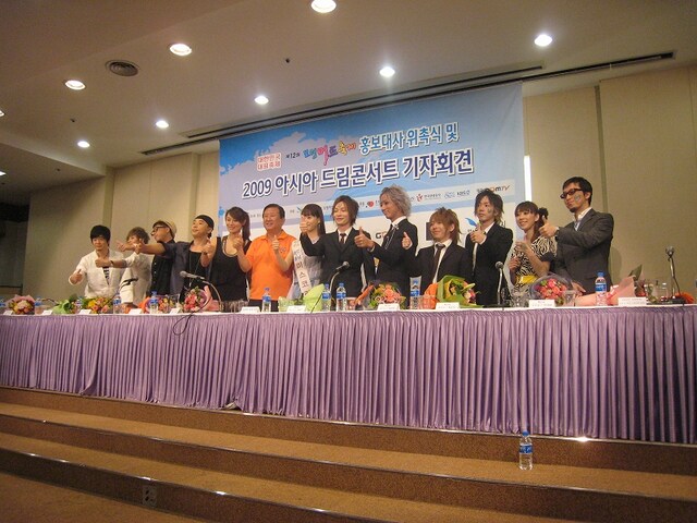 12日午前に行われた記者会見の様子。