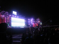 集まった観客は大規模なステージでのライブを堪能した。