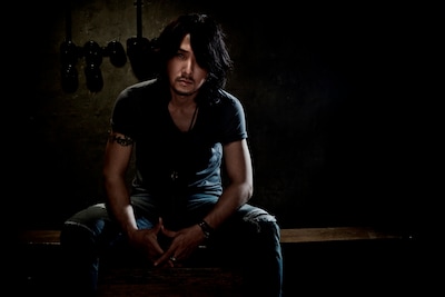 札幌・仙台・広島のインストアイベントではトークとサイン会を実施。大阪・渋谷ではトークのほかサプライズ企画が行われる。