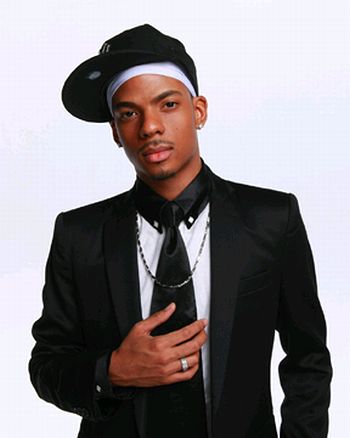 右手を胸にそっと添えるジェロ。