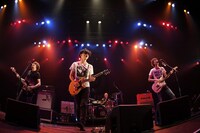 最初のMCで「今日はこんな素晴らしいイベントに一発目で出られて幸せです」と語ったlego big morl。全国ツアーで鍛え上げられた屈強なステージを展開した（photo by YOJI KAWADA）。