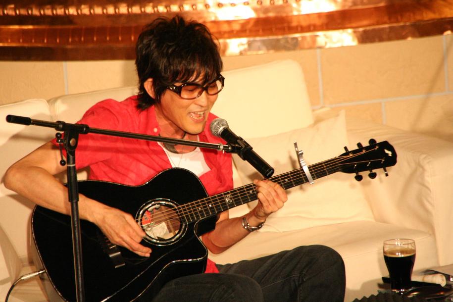 レアなアコースティック版の「Party People」でファンを楽しませた。