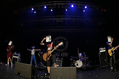 ビークルのヒダカはスタッフや超満員の観客に気を使い「機材にかかるといけないから水は撒かないでね！」「気分が悪くなったらスタッフの人にすぐに言ってください、『カトウタロウが気持ち悪いんです！』って」などの注意を呼び掛けた（photo by YOJI KAWADA）。