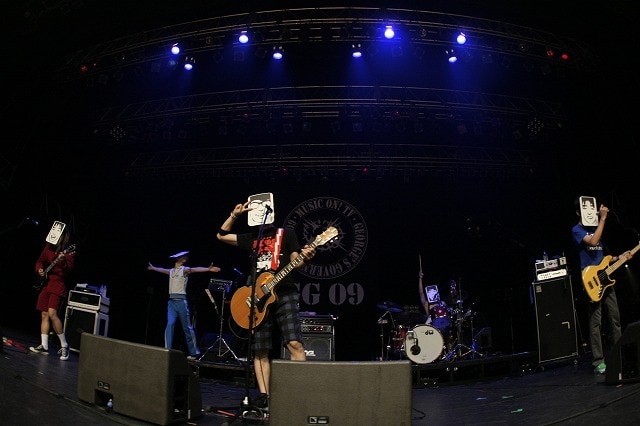 ビークルのヒダカはスタッフや超満員の観客に気を使い「機材にかかるといけないから水は撒かないでね！」「気分が悪くなったらスタッフの人にすぐに言ってください、『カトウタロウが気持ち悪いんです！』って」などの注意を呼び掛けた（photo by YOJI KAWADA）。