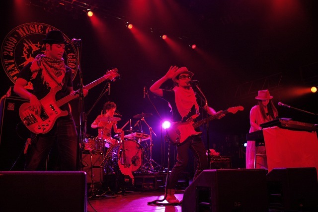 夏の始まりにふさわしいサウンドで全バンドのファンを魅了したTHE BEACHES（photo by YOJI KAWADA）。