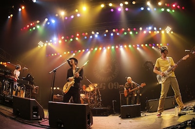 独特の雰囲気がイベントの中でも異彩を放っていたフジファブリックは、MCで客層が気になったのか年代別に手を上げさせアンケートを取る場面も（photo by YOJI KAWADA）。