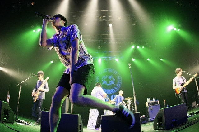 カウベル、鉄琴、フルート、スレイベルなどさまざまな楽器を使い、カラフルなサウンドと演奏で会場を盛り上げたriddim saunter。10月にはニューアルバム「Days Lead」をリリースする予定（photo by YOJI KAWADA）。