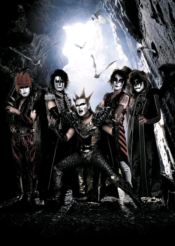 今回のレコーディングにエース清水長官は参加しておらず、アーティスト写真は5人のみ。エース清水長官は不参加の理由について、自身のブログで「face to aceに全身全霊を傾けて音楽活動に邁進しているから」「聖飢魔IIというバンドは片手間に参加できるバンドではありません」「20周年再集結の時に『これが最後』と公言させていただいたとおり、それだけの決意と覚悟を持って20周年に参加しました。今でもその決意は変わりません」と語っている。