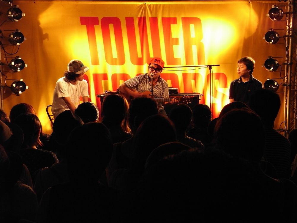 10代の頃はテープに自分の好きな曲を録音していたというやつい。テープの時間に合わせて好きな曲を録っていくという趣味が、現在のDJプレイやミックスCDに反映されていることを明かした。