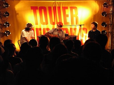 10代の頃はテープに自分の好きな曲を録音していたというやつい。テープの時間に合わせて好きな曲を録っていくという趣味が、現在のDJプレイやミックスCDに反映されていることを明かした。