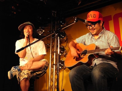 松本素生（写真右）の音楽的ルーツがストレートに表現されそうなソロプロジェクトSxOxU。参加メンバーのメガネ含有率も気になるところ（写真はDJやついいちろうインストアイベントの様子）。