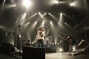 9mm Parabellum Bulletの菅原はMCで「さっきホントにすっげーきれいな虹が出てて、俺がそれを言ったらみんな外に出てっちゃうんじゃないかって思ったんだけど、ジョージに先に言われちゃった（笑）」と口にした（photo by YOJI KAWADA）。