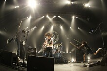 9mm Parabellum Bulletの菅原はMCで「さっきホントにすっげーきれいな虹が出てて、俺がそれを言ったらみんな外に出てっちゃうんじゃないかって思ったんだけど、ジョージに先に言われちゃった（笑）」と口にした（photo by YOJI KAWADA）。