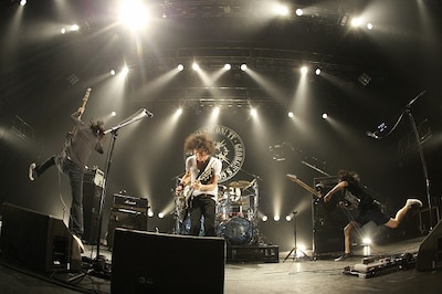 9mm Parabellum Bulletの菅原はMCで「さっきホントにすっげーきれいな虹が出てて、俺がそれを言ったらみんな外に出てっちゃうんじゃないかって思ったんだけど、ジョージに先に言われちゃった（笑）」と口にした（photo by YOJI KAWADA）。