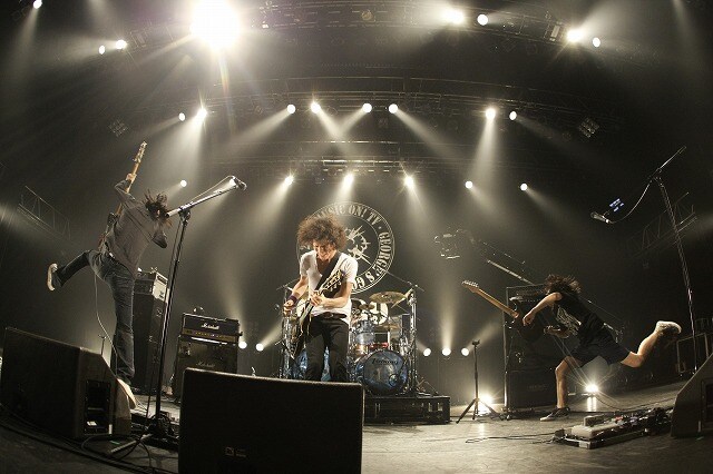 9mm Parabellum Bulletの菅原はMCで「さっきホントにすっげーきれいな虹が出てて、俺がそれを言ったらみんな外に出てっちゃうんじゃないかって思ったんだけど、ジョージに先に言われちゃった（笑）」と口にした（photo by YOJI KAWADA）。