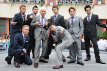 新曲「SUMMER RIDER」が洋服の青山「清涼スーツ」のテレビCMソングに起用されたことにちなんで、DA PUMPの9人は清涼スーツを着用して登場。