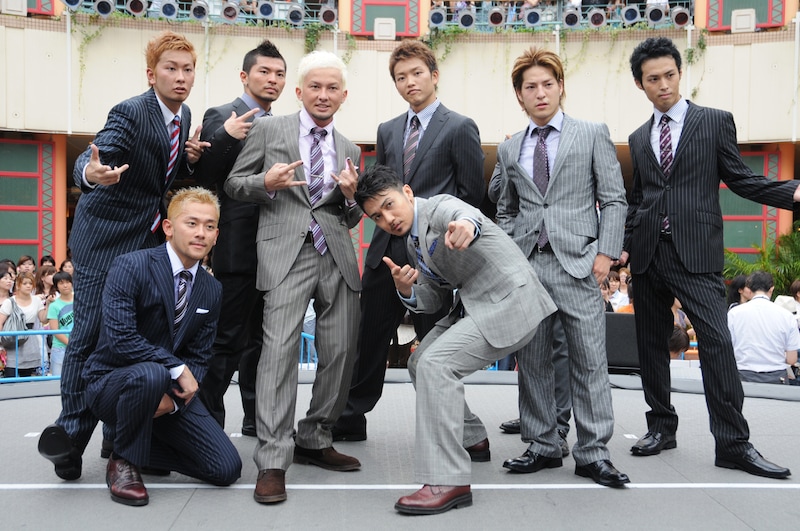 新曲「SUMMER RIDER」が洋服の青山「清涼スーツ」のテレビCMソングに起用されたことにちなんで、DA PUMPの9人は清涼スーツを着用して登場。