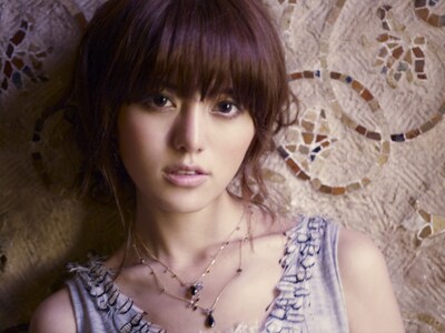 4月にリリースされた前作「久遠の河」はオリコンシングルウィークリーランキングで3位を獲得している。