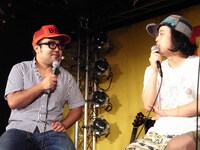 やつい（写真右）はファンを前に「最初にDJをしたときは、客が自分のほうを見てくれないのがイヤで壁をガンガン叩いて注目を集めた」とそのDJスタイル確立のきっかけを語った。