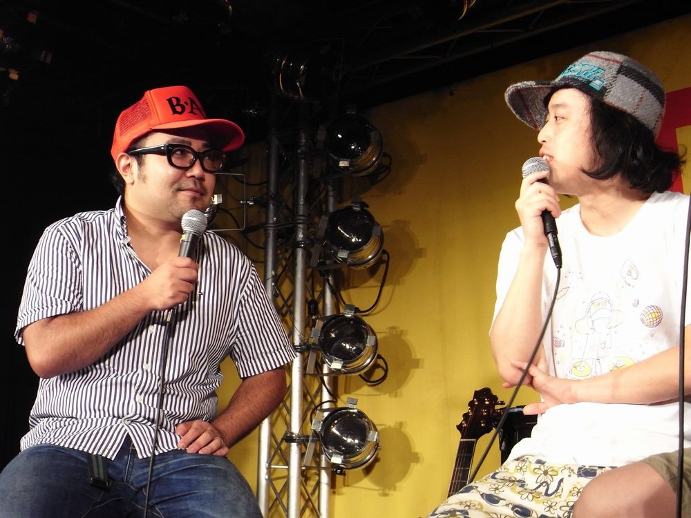 やつい（写真右）はファンを前に「最初にDJをしたときは、客が自分のほうを見てくれないのがイヤで壁をガンガン叩いて注目を集めた」とそのDJスタイル確立のきっかけを語った。