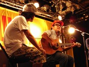 松本素生は「グラフティー」「ばらの花」を弾き語りで披露。