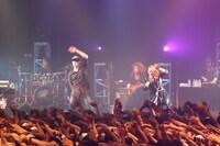 LISA（写真右）とともに「FIRE WOO FOO FOO feat. LISA」を熱唱するDiggy-MO'（左）。