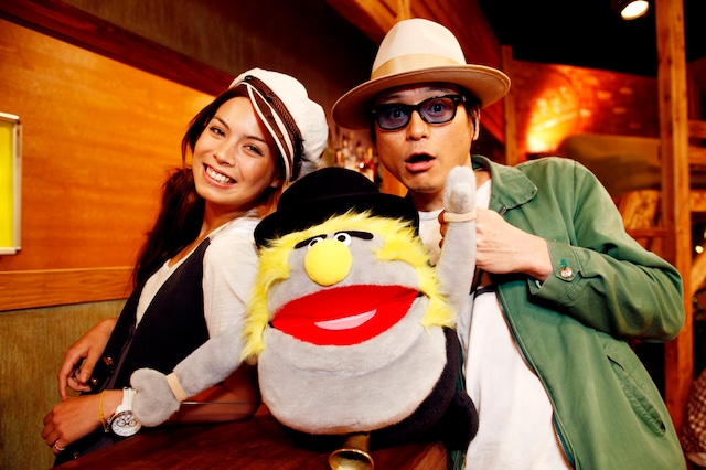 「SPACE SHOWER MUSIC UPDATE」は毎週火曜から金曜、19:00～20:00に放送中（写真は金曜レギュラーVJ陣。左から紗羅マリー、Katchin'、渡辺俊美）。