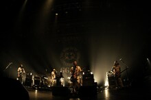 この日のユニコーンは、夏フェス仕様の衣装に衣替え。白地に青の粗いヒッコリー生地で作られた半袖のつなぎで、背中にはそれぞれのイニシャルが異なる色でプリントされていた（photo by YOJI KAWADA）。